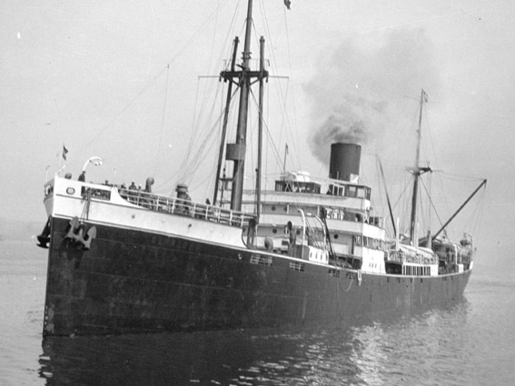 Dutch freighter SS Simaloer (Photo: Walter E. Frost) Dutch freighter SS Simaloer (Photo: Walter E. Frost)