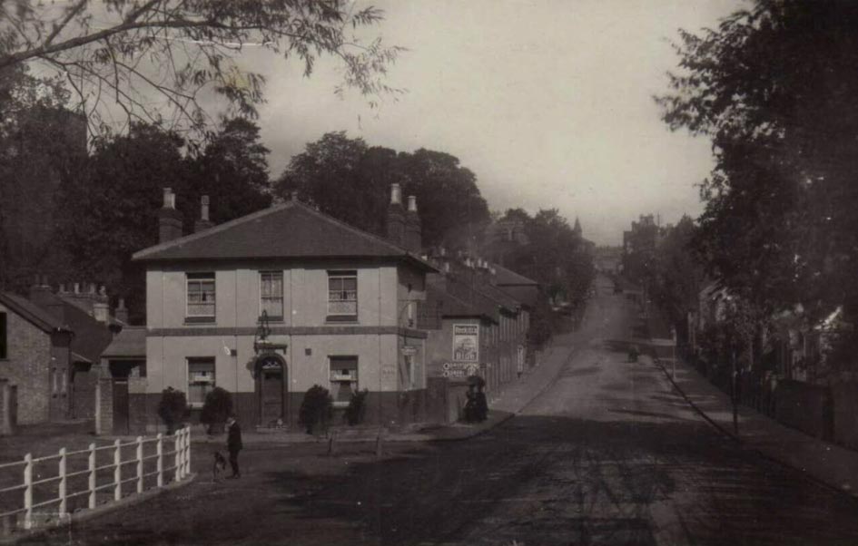 HOLYWELL HILL will sometimes echo to the cries of battle, including the command of “A-Warwick! A-Warwick!” This scene was captured in 1919. HOLYWELL HILL will sometimes echo to the cries of battle, including the command of “A-Warwick! A-Warwick!” This scene was captured in 1919.